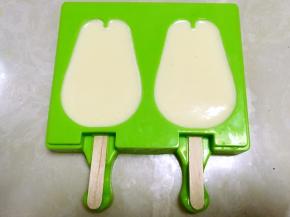 再用勺一点点倒入冰激凌原液，倒入9分满即可，冷冻8个小时以上