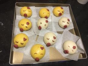 用巧克力画上表情，也可以用红米做眼睛