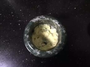 放入适量的盐、少许鸡精捣成蒜泥。