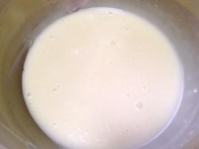 过筛低筋面粉、玉米淀粉，搅拌均匀无颗粒，烤箱预热170度