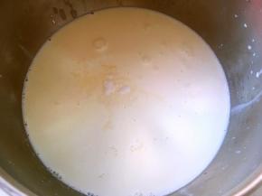 牛奶加淡奶油搅拌均匀，小火加热至微开，边加热边搅拌