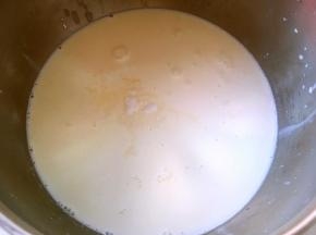 牛奶加淡奶油搅拌均匀，小火加热至微开，边加热边搅拌