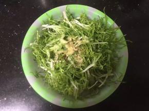 倒入调好的味汁拌匀。