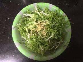 倒入调好的味汁拌匀。