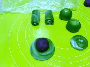 包裹上紫薯糯米馅，用虎口一点点推面，将紫薯糯米馅包好，并收好收口，收口处朝下放