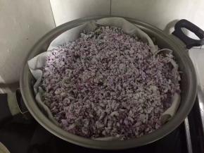 蒸锅里铺上蒸布，倒入裹匀面粉的紫荆花，铺匀后大火蒸15分钟。