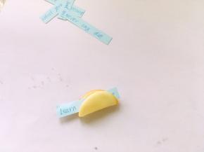 取一条幸运签放在饼干中间，之后对折一下