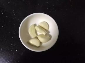 大蒜去皮洗净。