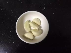 大蒜去皮洗净。