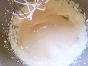 用打蛋器打发至颜色变浅