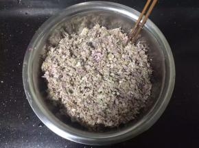 放入盆中抖松散。