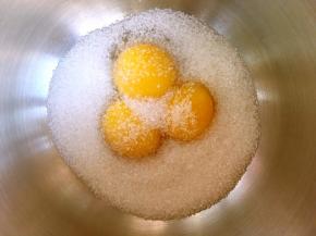 蛋黄加砂糖搅拌均匀