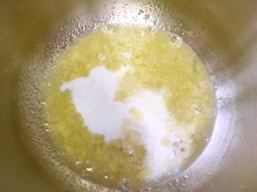 加入牛奶、砂糖跟柠檬汁，打蛋器打均匀