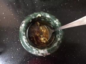倒入米醋和麻油拌匀。