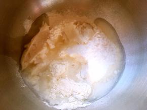 混合水油皮所有材料，活成面团，糯米馅蒸好后，取出，放置一旁降温