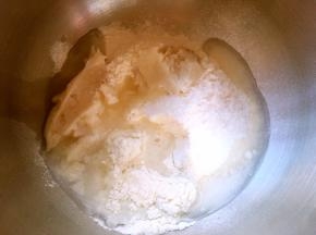 混合水油皮所有材料，活成面团，糯米馅蒸好后，取出，放置一旁降温