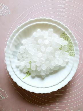 准备一些冰糖，量根据自己的喜好来定。