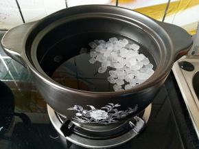 花香煲中加水和冰糖