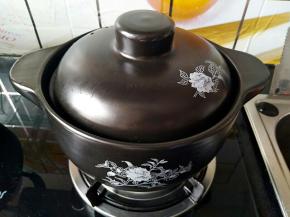 盖上盖子煮至冰糖完全融化