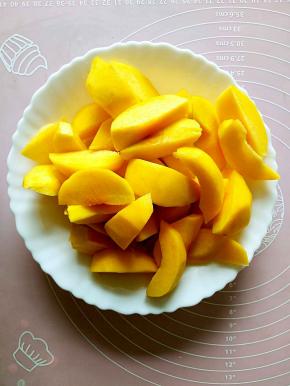 在煮冰糖的时间把黄桃削皮之后切成小块儿