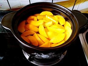 在冰糖全部融化之后把黄桃倒入锅中，中火煮10分钟。