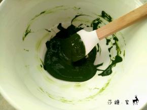 把5克抹茶粉用20克牛奶搅匀