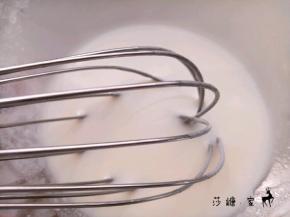 油和奶放入干净的碗里搅拌乳化
