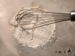 筛入低粉拌匀