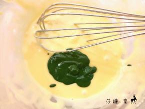 把抹茶糊倒入蛋黄糊中