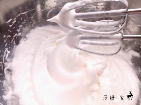 蛋清分三次加糖打到尖角。烤箱150度预热10分钟。