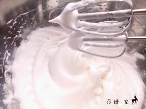 蛋清分三次加糖打到尖角。烤箱150度预热10分钟。