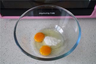 全蛋加糖打至糖化。