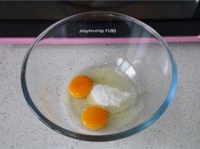 全蛋加糖打至糖化。