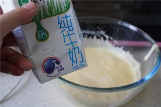 再将牛奶加入打至融合。
