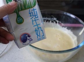 再将牛奶加入打至融合。