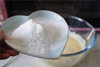 将泡打粉及低粉加至在蛋糊里。