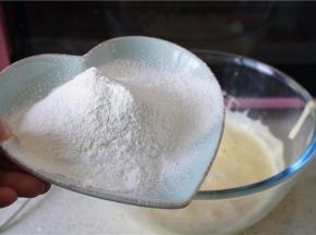 将泡打粉及低粉加至在蛋糊里。