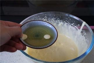 拌至无干粉状后再加入玉米油。