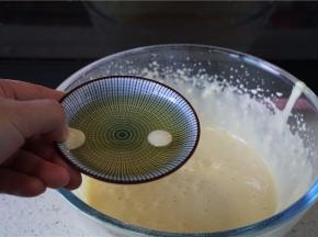 拌至无干粉状后再加入玉米油。