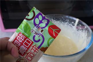 再将混合麦片加至在蛋糊里，再入裱花袋冷藏一小时。