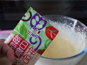 再将混合麦片加至在蛋糊里，再入裱花袋冷藏一小时。