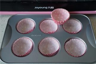 预热好烤箱，在六孔模里再放上软的纸托。