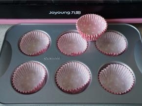 预热好烤箱，在六孔模里再放上软的纸托。