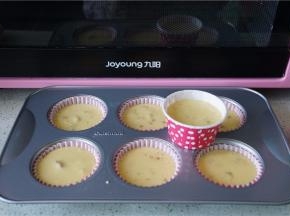 将冷藏好的蛋糕糊挤在纸托里。