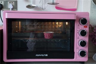 入预热好的烤箱155度烤制25分钟。