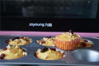 烤好后在表面刷一层薄油再洒适量的麦片，再入烤箱200度烤个3*5分钟左右即可。