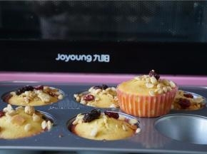 烤好后在表面刷一层薄油再洒适量的麦片，再入烤箱200度烤个3*5分钟左右即可。