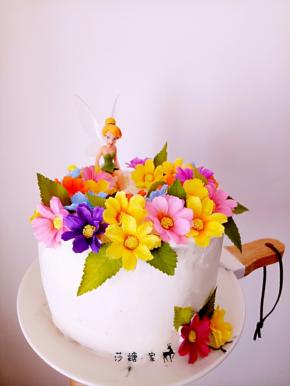 淡奶油里放入糖粉，打发好后抹面。再摆上装饰。