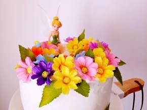 淡奶油里放入糖粉，打发好后抹面。再摆上装饰。