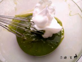 取三分之一蛋白糊与抹茶糊拌匀